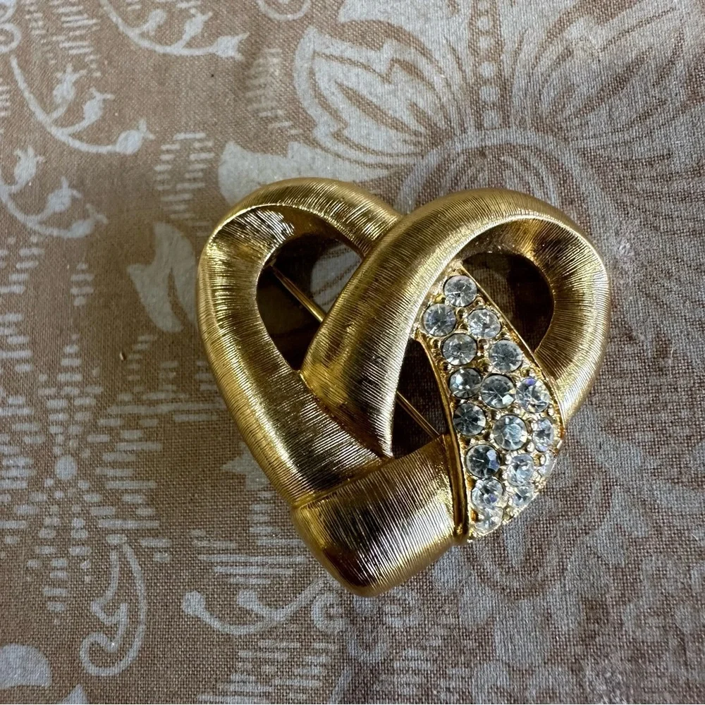 Monet HEART Brooch Vintage Pin Brushed Gold Tone Rhinestone Crystal Accent 1.25